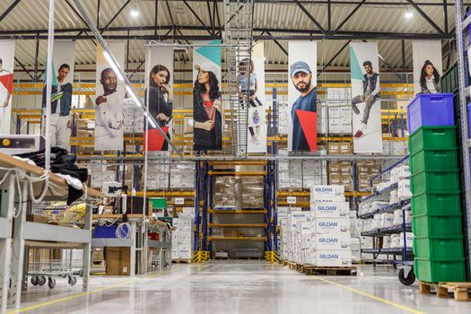 Centro de gestión donde se procesan tus sudaderas con capucha de calidad. Personalízalas con texto o fotos