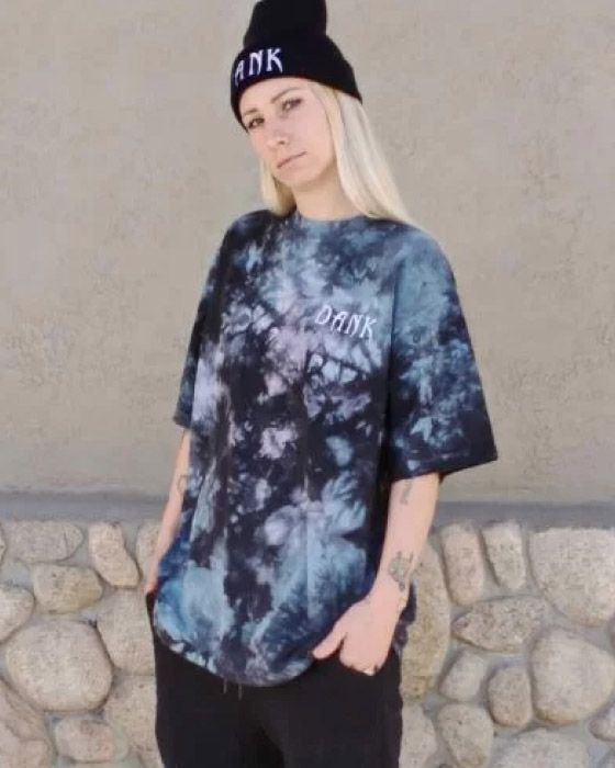 ragazza con t-shirt tie dye