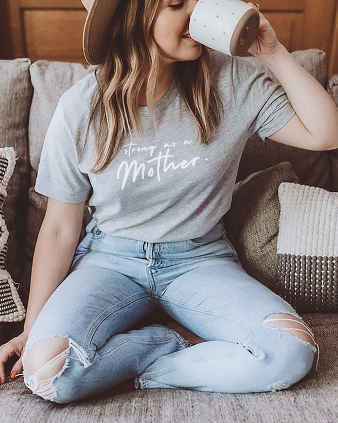 Frau in grauem T-Shirt mit DTG-Druck