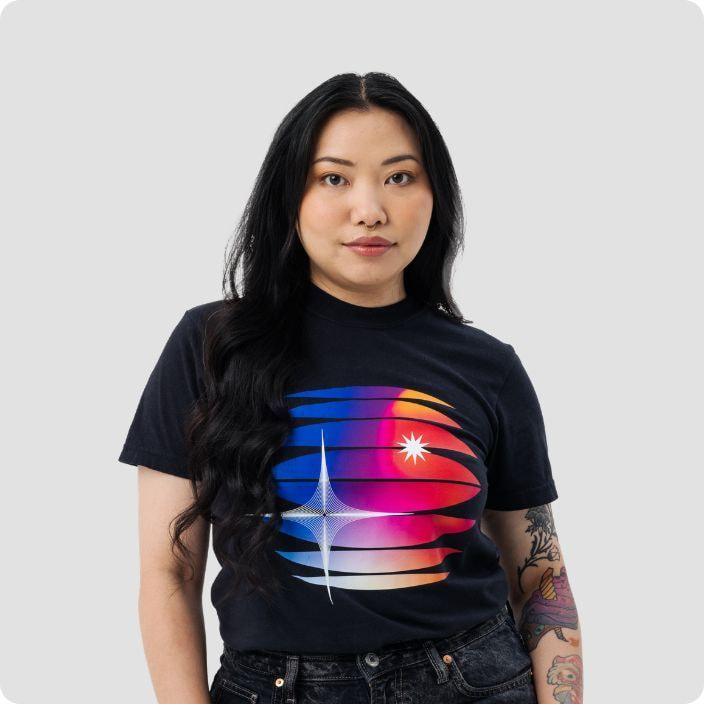 Kleiner Junge mit bedrucktem T-Shirt