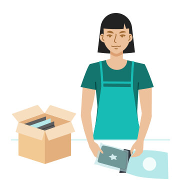 Empleado empacando un producto